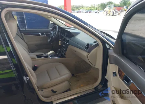 2013 Mercedes-Benz C 250 Sport из США, поврежденный, VIN WDDGF4HB4DR264775